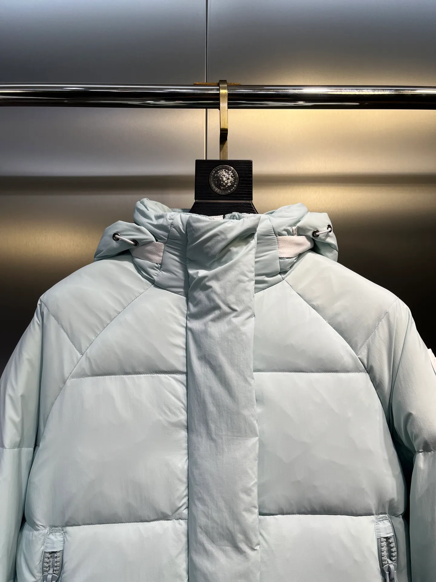 P740 Big Goose Capsule White Label Down Canada Goos* Canada Goose's new limited white label bread jacket, the same style for men and women, filled with 625 fill power white goose down, and the fabric has a satin feel. Suitable for wearing in spring and autumn in various cities, this model has a stand-up collar design, classic and versatile, and has good thermal insulation effect! Fabric + Features: ✅Fabric: 85% polyester, 15% cotton, windproof and waterproof ✅Lining: 100% polyester, windproof and waterproof ✅Filling: 80% pure white duck down, 20% pure white feathers ✅Fillness: 625 ✅Care instructions: Dry cleaning ✅Zipper: Genuine YKK two-way entrance zipper ✅TEI Temperature Feeling Index 1: Lightweight minus 5 degrees to 5 degrees Technology: ✅The fabric is made of CORDURA polyamide fabric, which is a new functional fabric and a leading technological product. The durability is 2 times higher than ordinary nylon fabric. Wear resistance, strong tear resistance, good hand feel and good color. ✅The liner is filled with imported 625 fill power 90 white duck down, the liner is reinforced with anti-runaway velvet liner, and the fly on the front center fly is designed with snap buttons to prevent ventilation and rain. Whether it is hiking, urban walking or polar exploration, this model can help you find the Cana that suits your body, activities and lifestyle. Color: pink, blue, black, white Size: xs-l